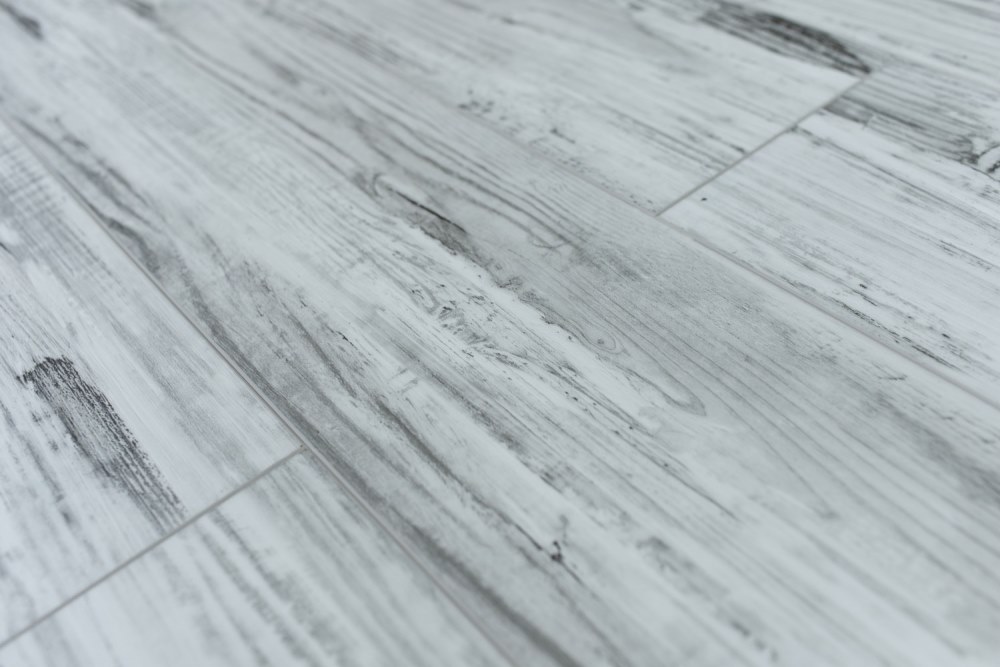 Замковая ПВХ плитка "Art Tile" Берёза Божоле (1220*152*5 мм) — купить в Санкт-Петербурге