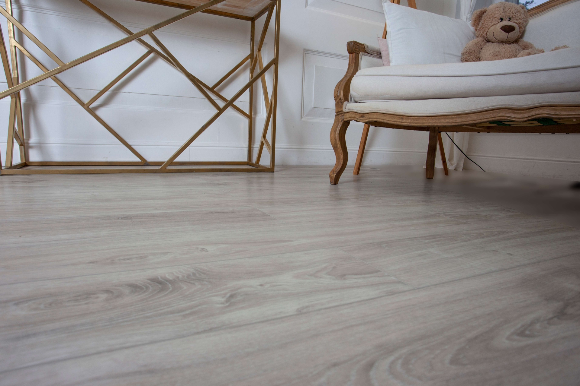 Усовершенствованная кварц-виниловая плитка «Damy Floor» Дуб Белый (1227*187*2,5 мм) — купить в Санкт-Петербурге