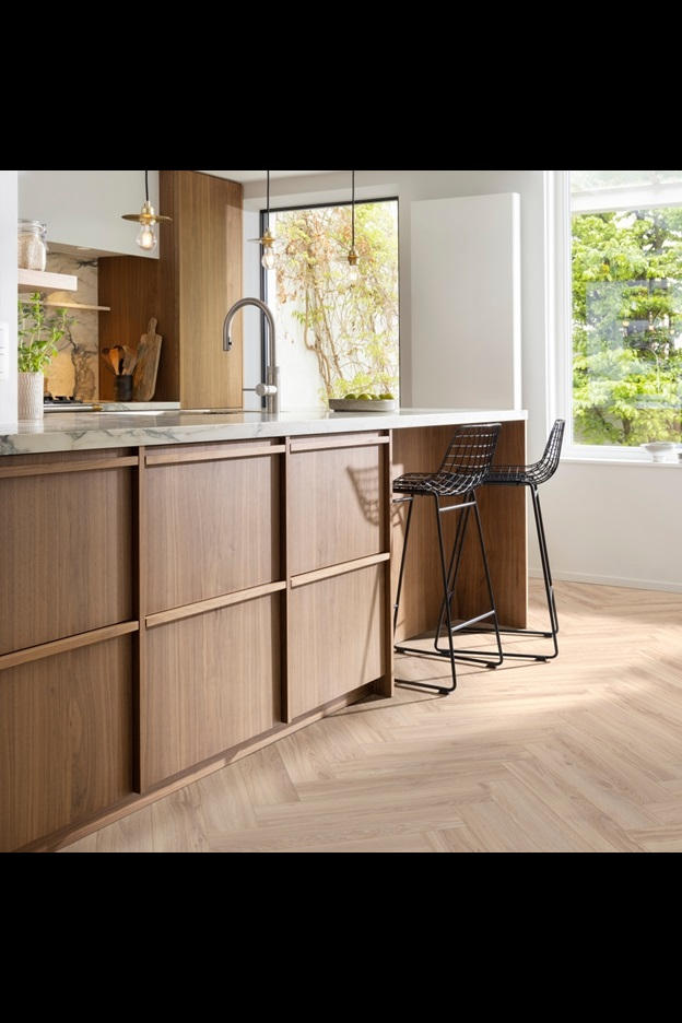 Замковая ПВХ плитка Blackjack Oak 22210 (630*126*6 мм) — купить в Санкт-Петербурге